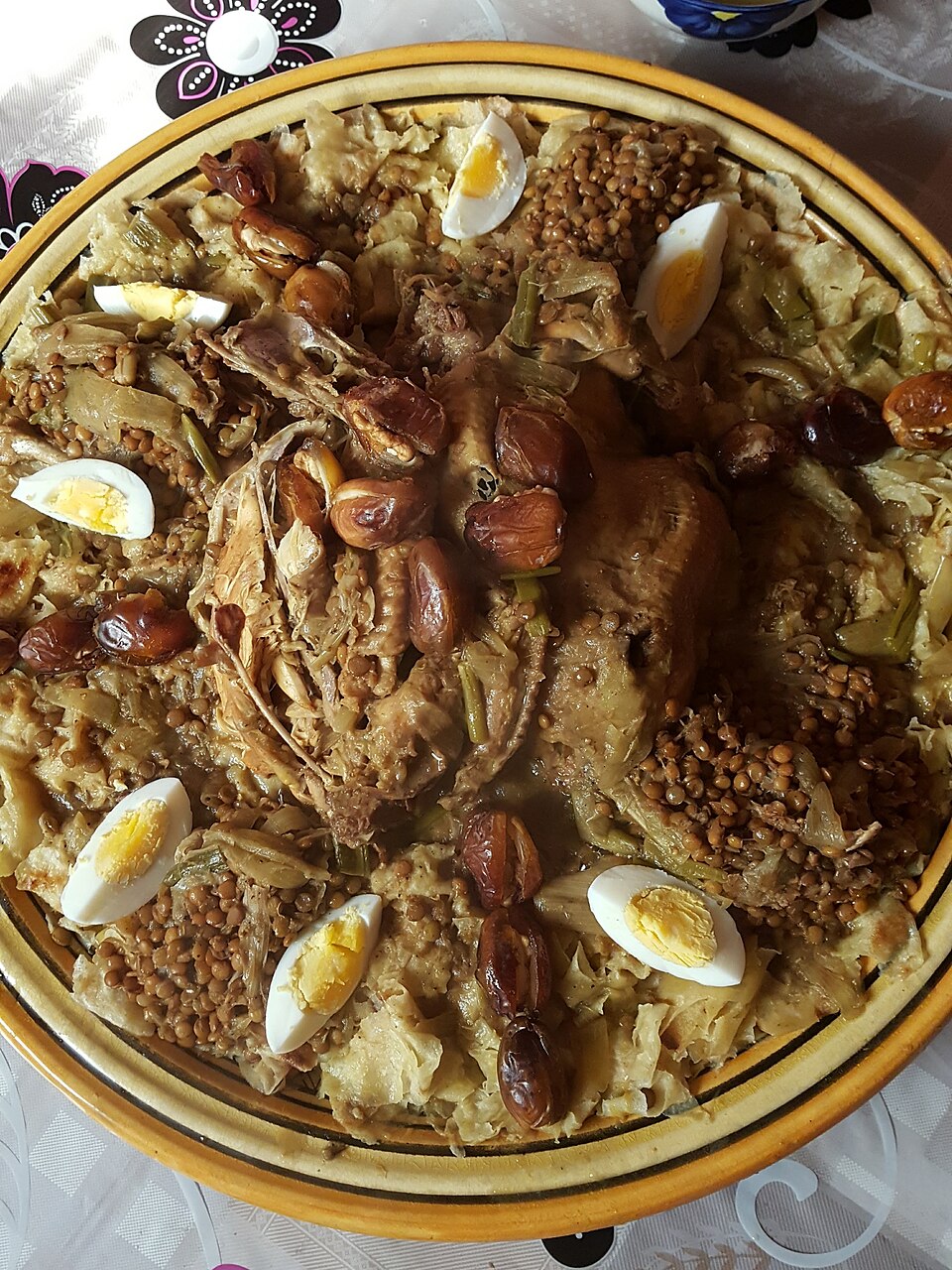 Rfissa au poulet, lentilles et œufs
